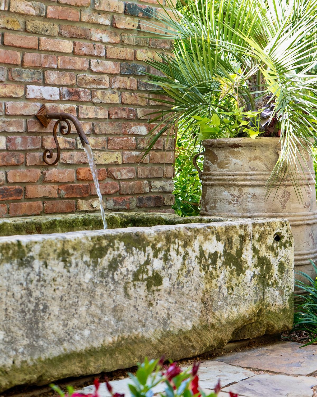 تخلق العناصر المائية جواءً مريحة في المساحات الخارجية