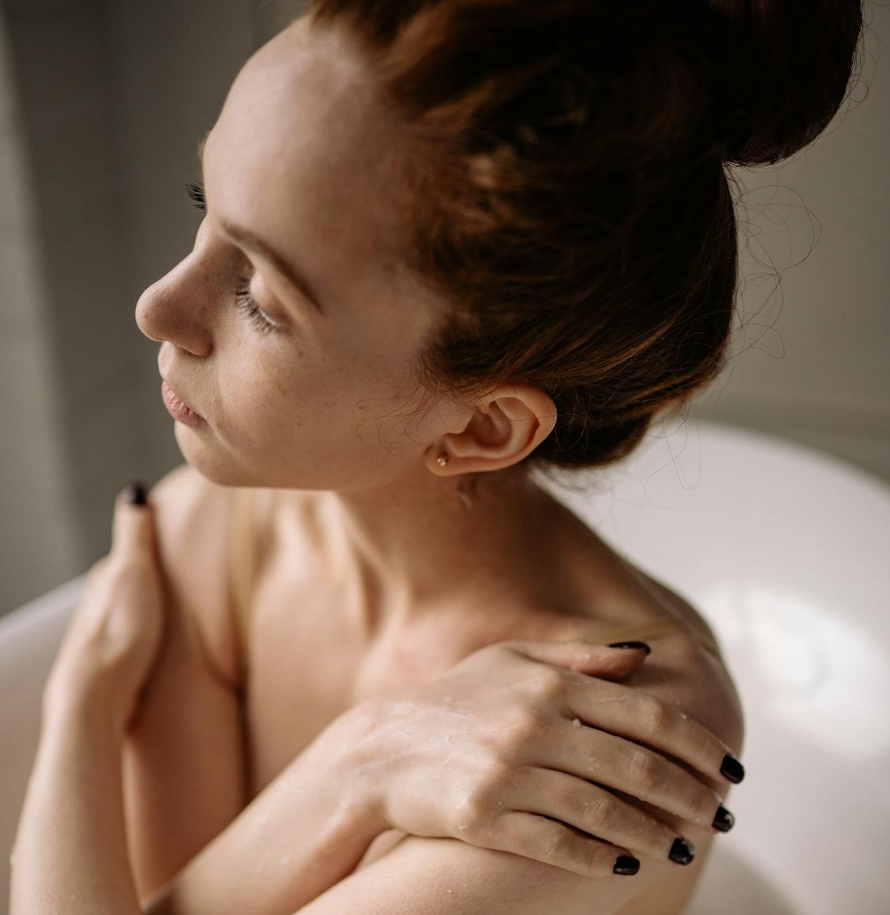 تدفئة الجسم أحد الخطوات المهمة قبل تطبيق الصابون الأسود للاستفادة من الحمام المغربي المنزلي