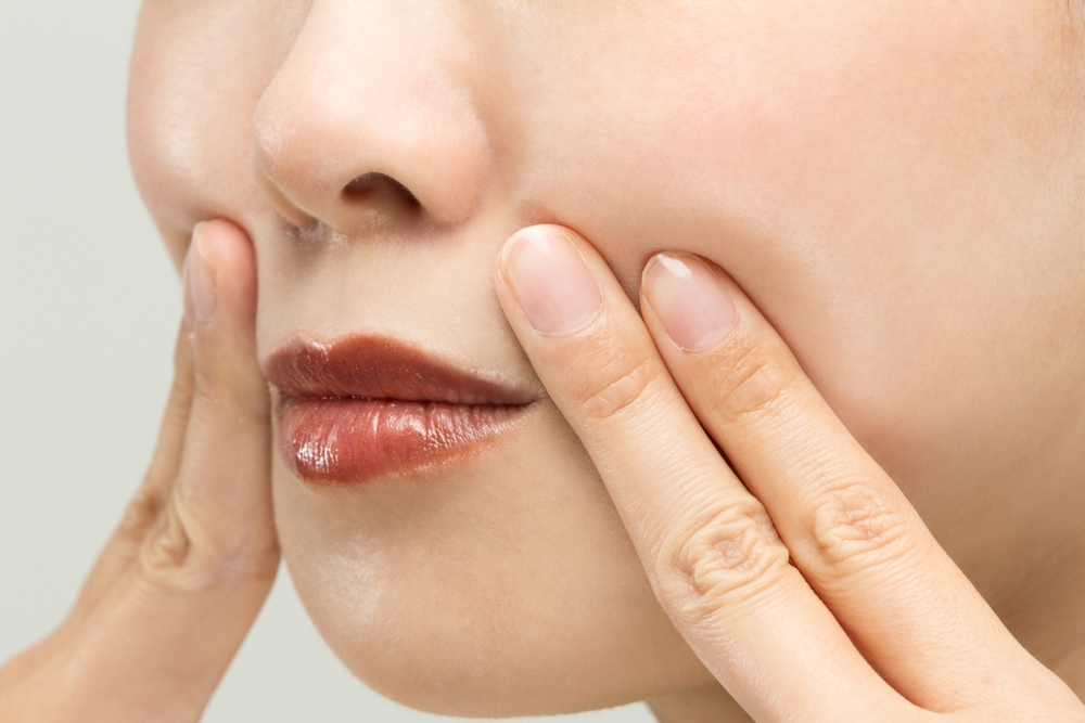 تدليك البشرة بأطراف الأصابع من أهم التقنيات اليابانية للبشرة