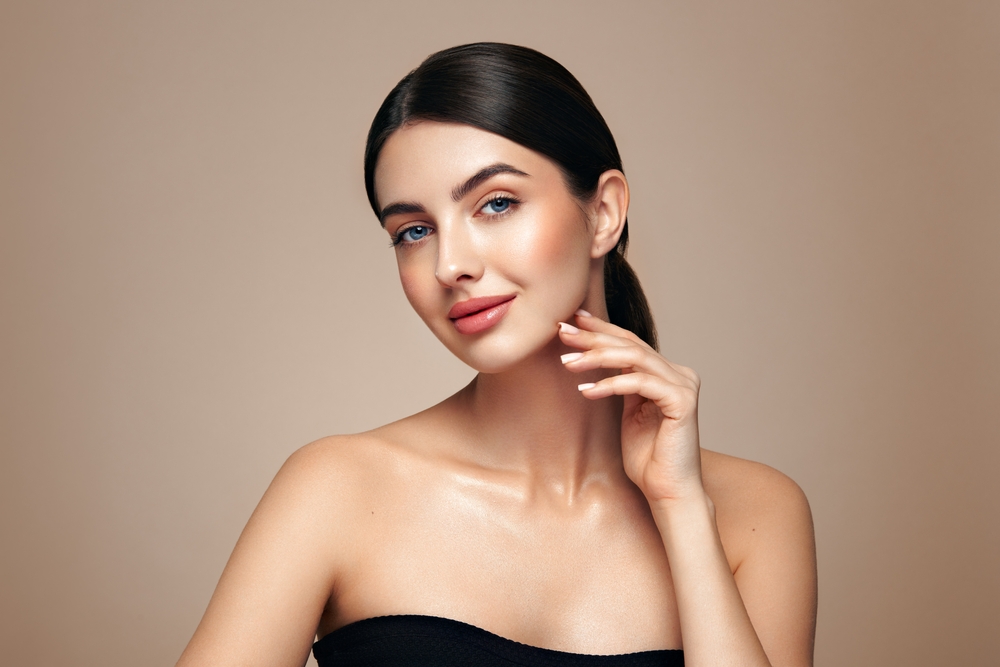 تدليك الوجه وتنشيط الدورة الدموية من تقنيات تعزيز التوهج قبل العيد