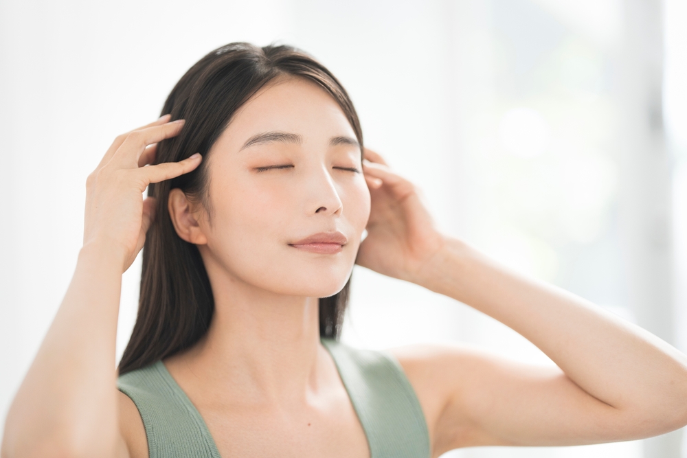 تدليك فروة الرأس يحفز الدورة الدموية ويقوي الجذور ويقلل التساقط.