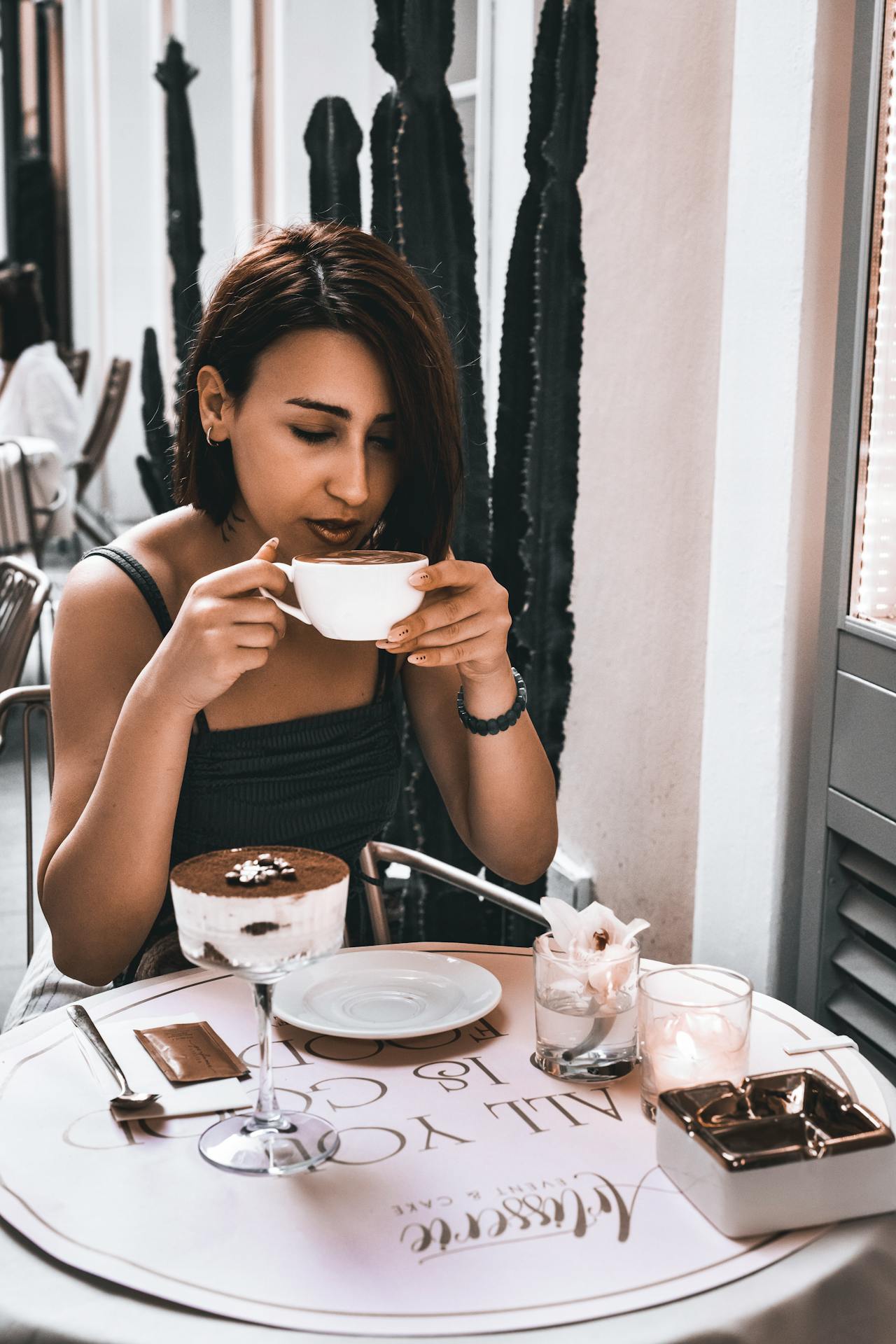 تذوق طعم القهوة كأنها أول مرة تعبير مجازي عن كيفية استخدام الحواس الخمس بوعي لتعزيز فن الحضور لديكِ