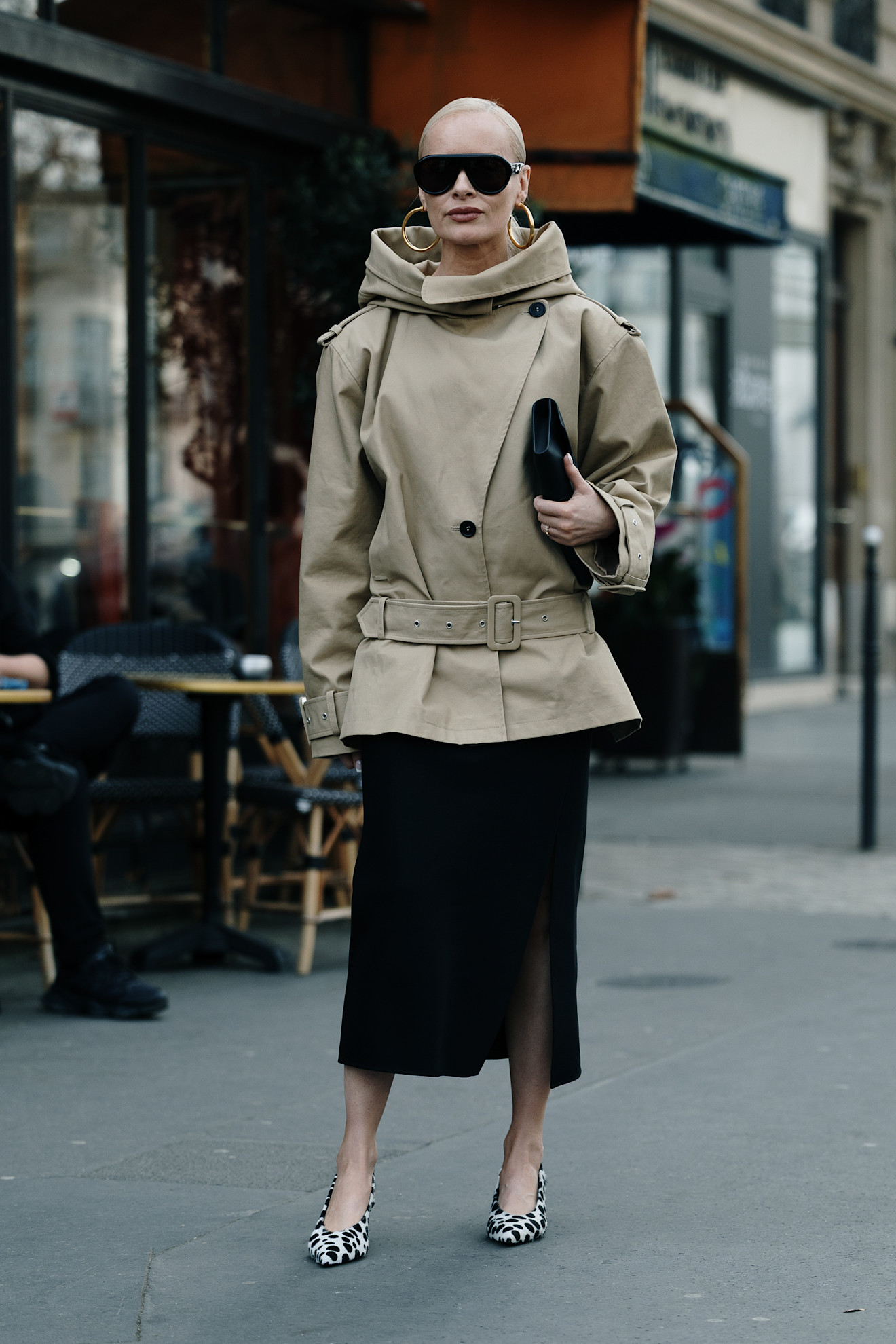 ترانش كوت قصير بياقة عالية يتناغم مع تنورة طويلة بشق أنيق