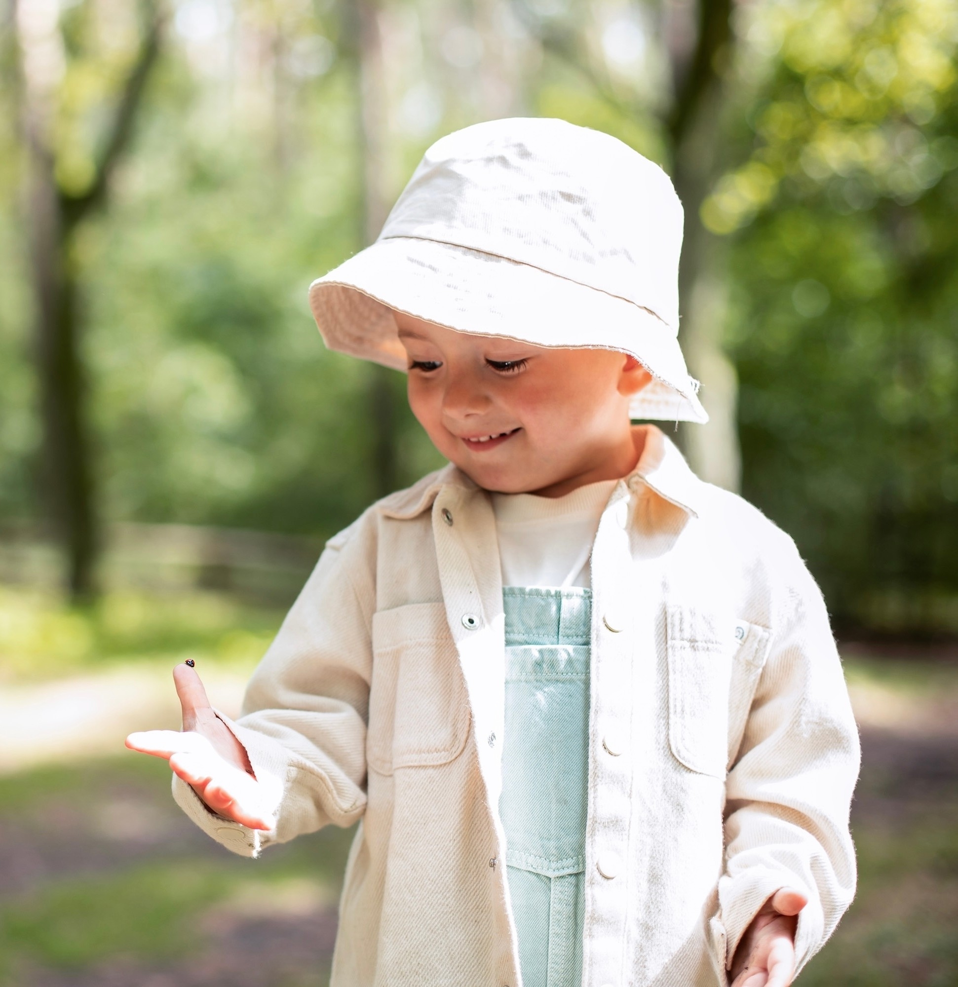 تربية الطفل الفضولي تحتاج إلى وعي كامل بصفاته وأسباب فضوله