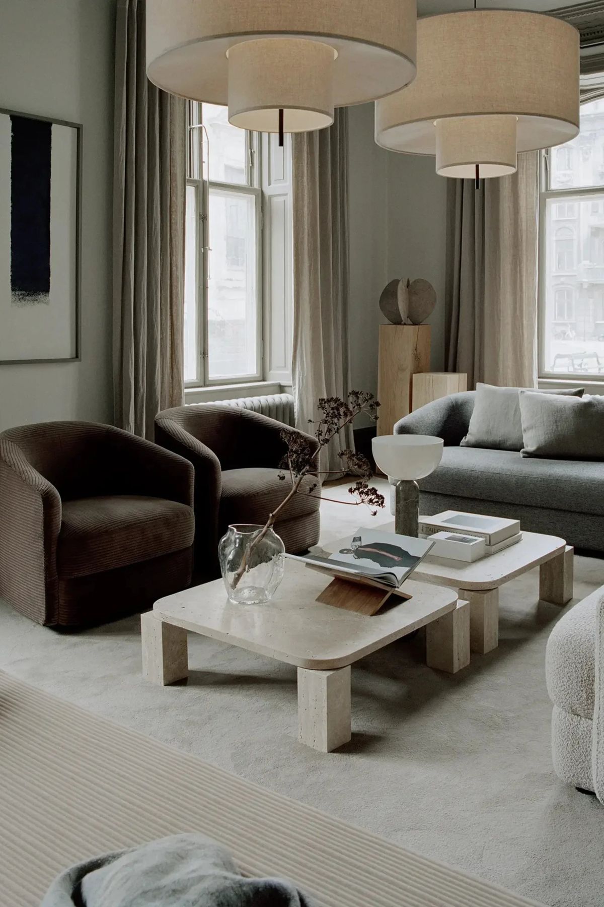 ترتيب الكراسي المتطابقة جنبًا إلى جنب يخلق توازنًا بصريًا