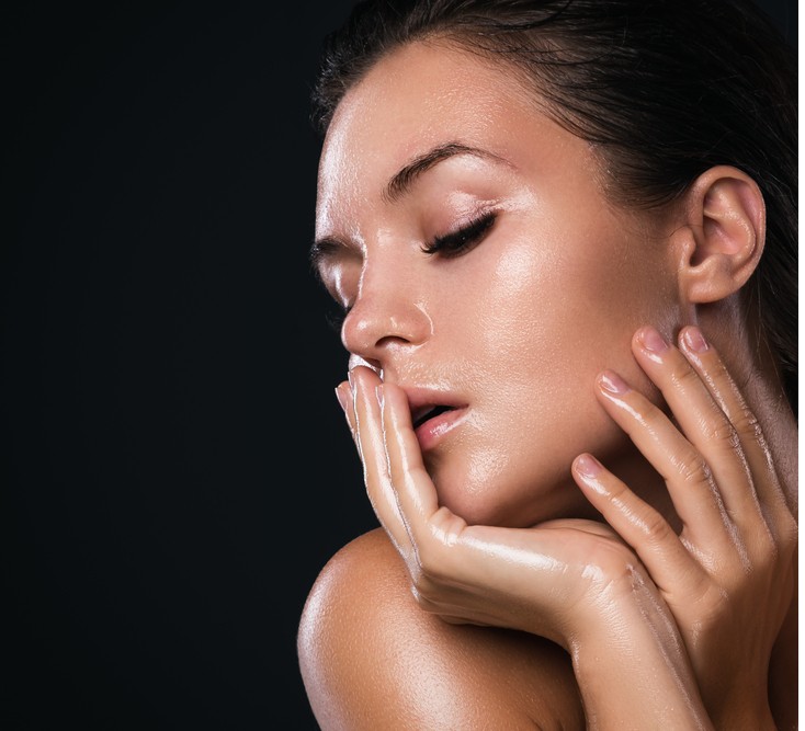 ترطيب البشرة الدهنية يمنع زيادة الحبوب الذي يؤدي لالتهابات وتفاقم حب الشباب