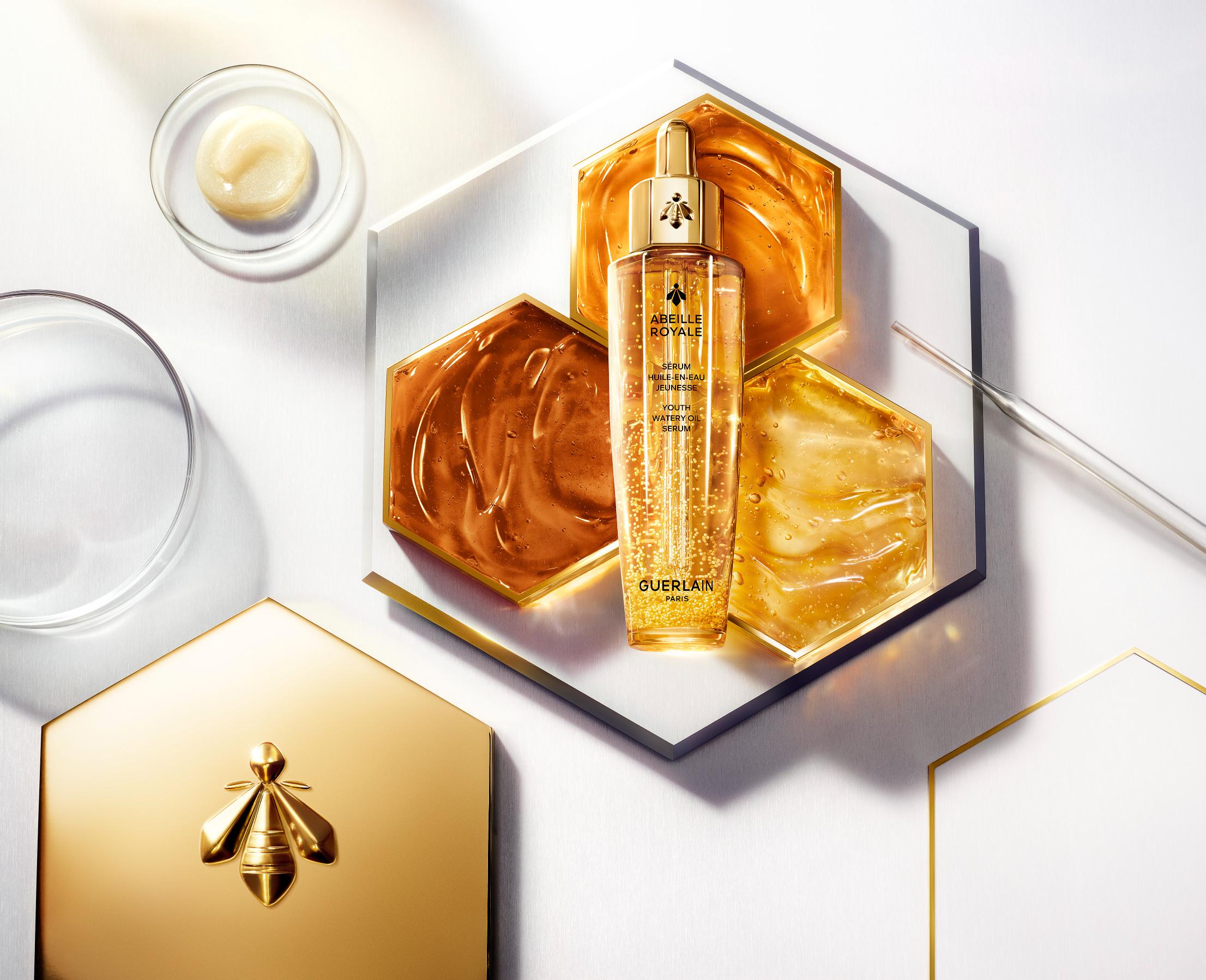 تركيبة يووث سيروم تمزج ثلاثة انواع من العسل مع غذاء ملكات النحل (royal jelly)