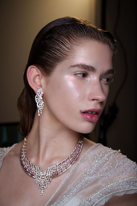 ترند بشرة الدلفين ـ عارضة دار Rahul Mishra