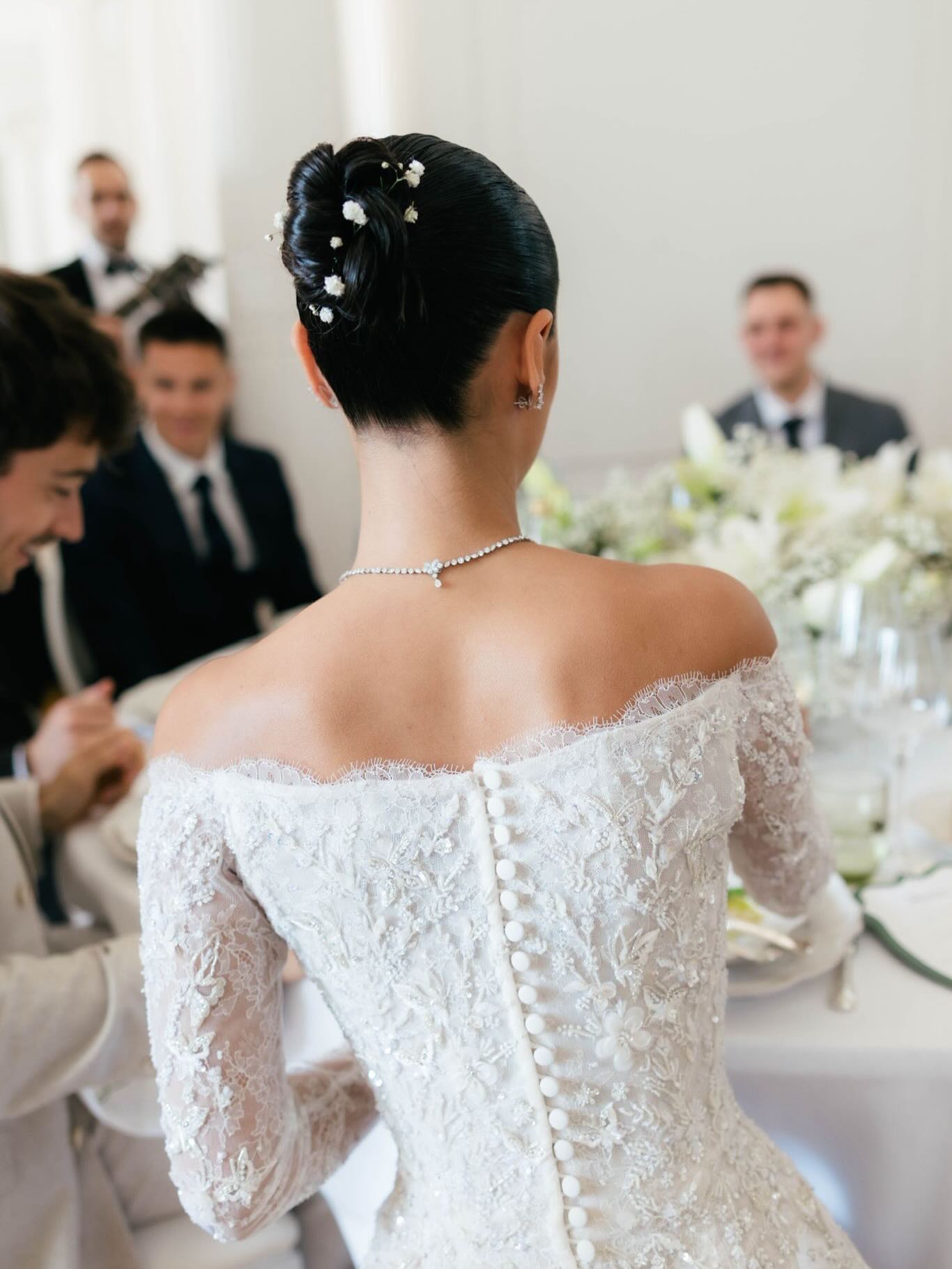 تزيين تسريحة الكعكة بالاكسسوارات الصغيرة الناعمة