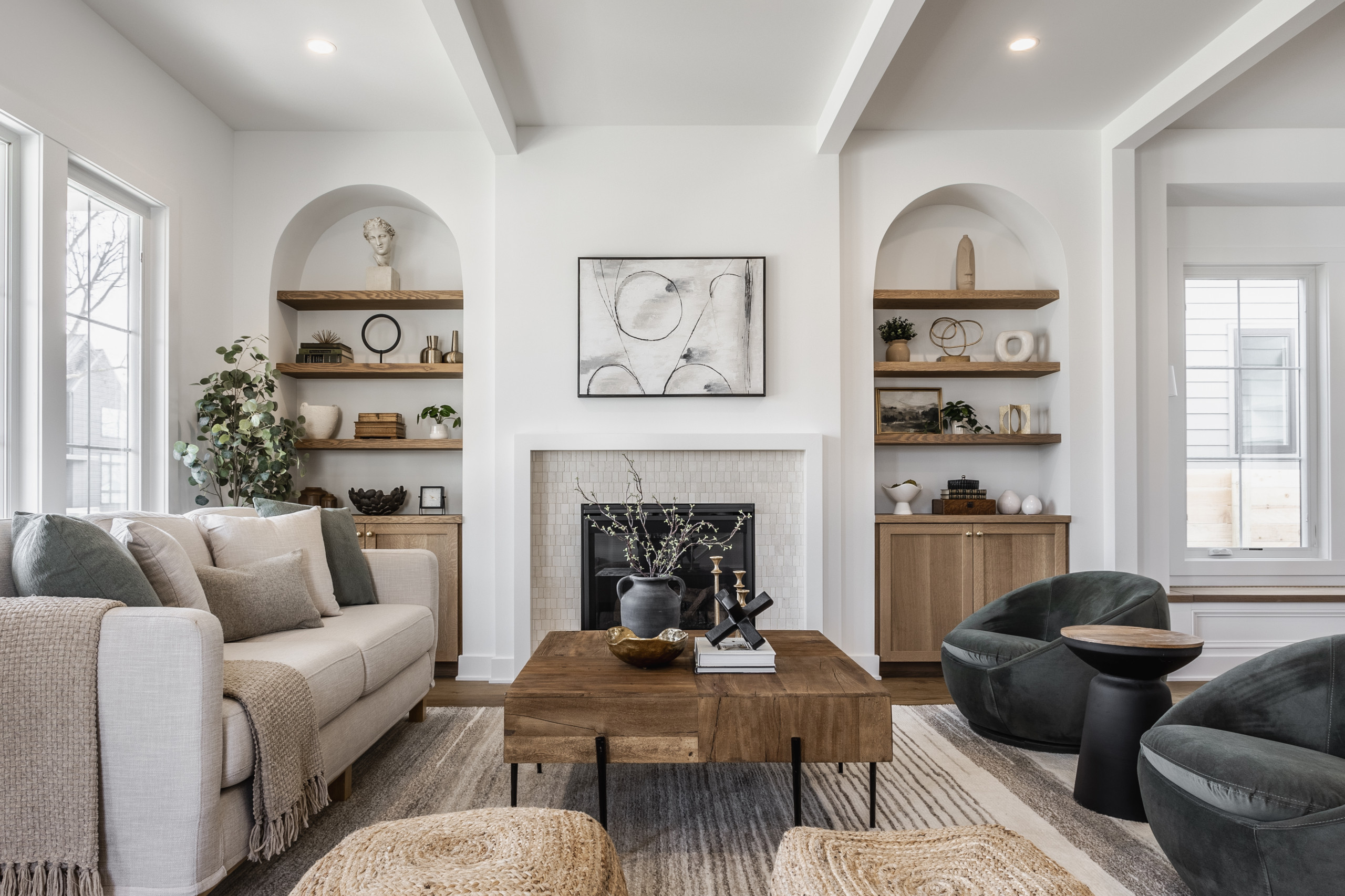 تساهم الأرائك في إبراز الطابع الجمالي لأي مساحة