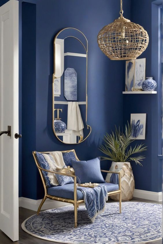 تستخدم الدرجات العميقة من الأزرق لإضفاء طابع درامي وأنيق على الغرفة