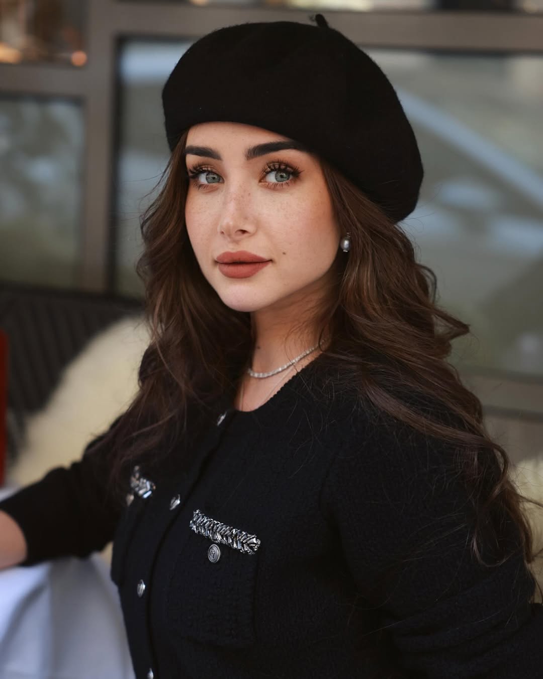 تستخدم النجمات البرايمر لتثبيت المكياج لساعات طويلة