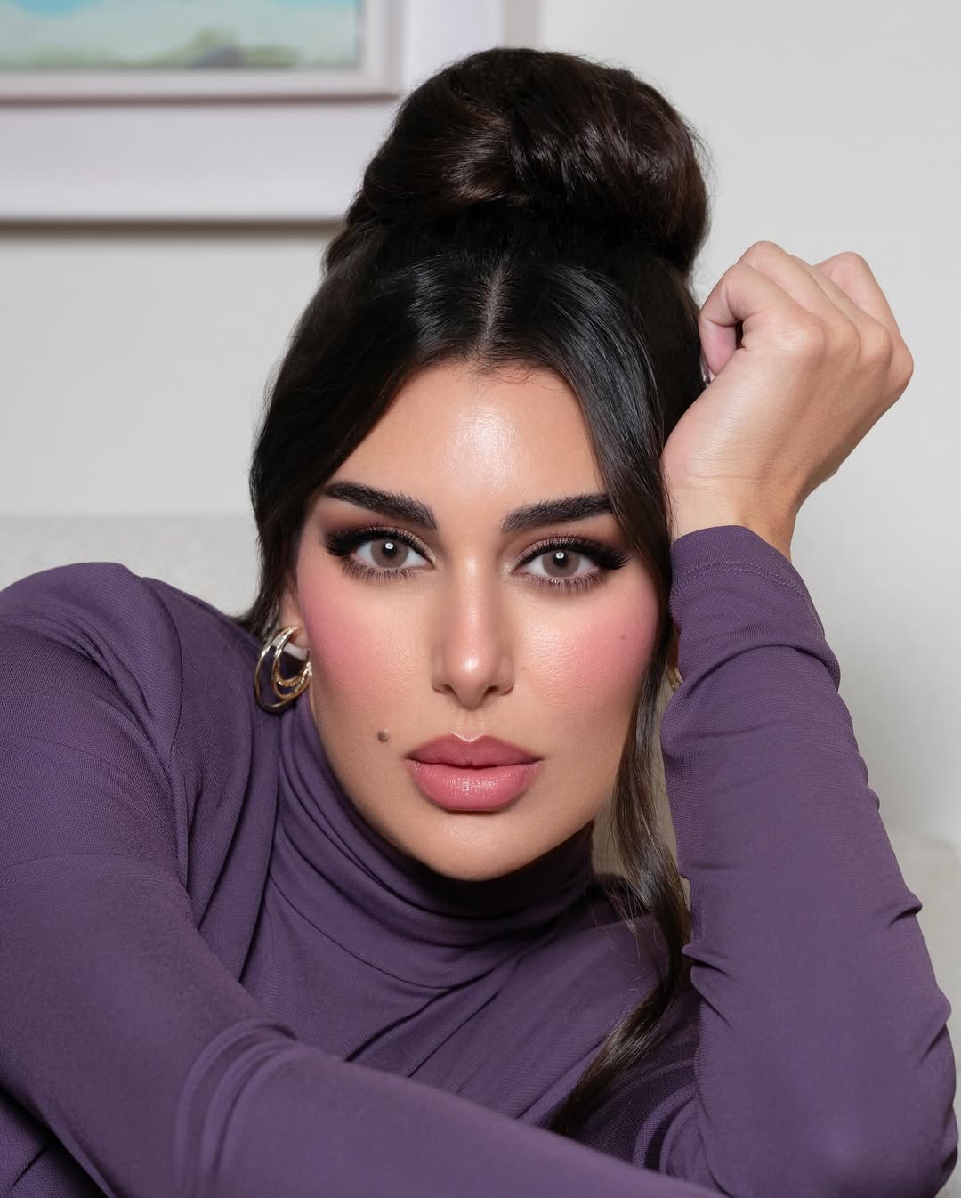 تستخدم ياسمين صبري ألوان أحمر شفاه ناعمة مع اللوك اللامع