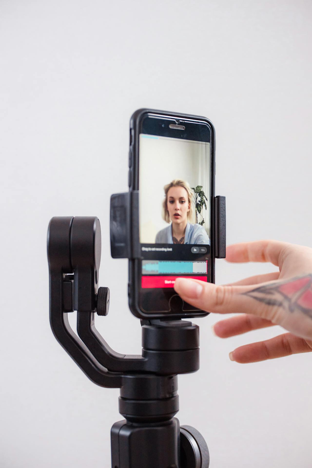 تسجيل فيديوهات لتحليل لغة جسدكِ أحد أدوات التقييم الذاتي لاكتساب هذه المهارة