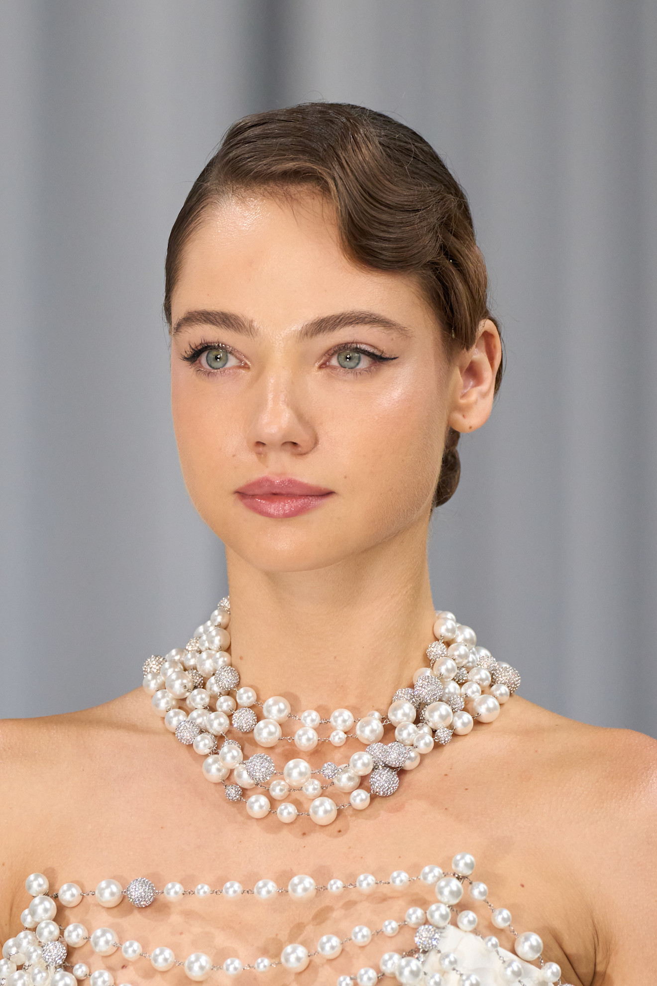 تسريحات الشعر الريترو مع الغرة المبللة من دار Tamara Ralph