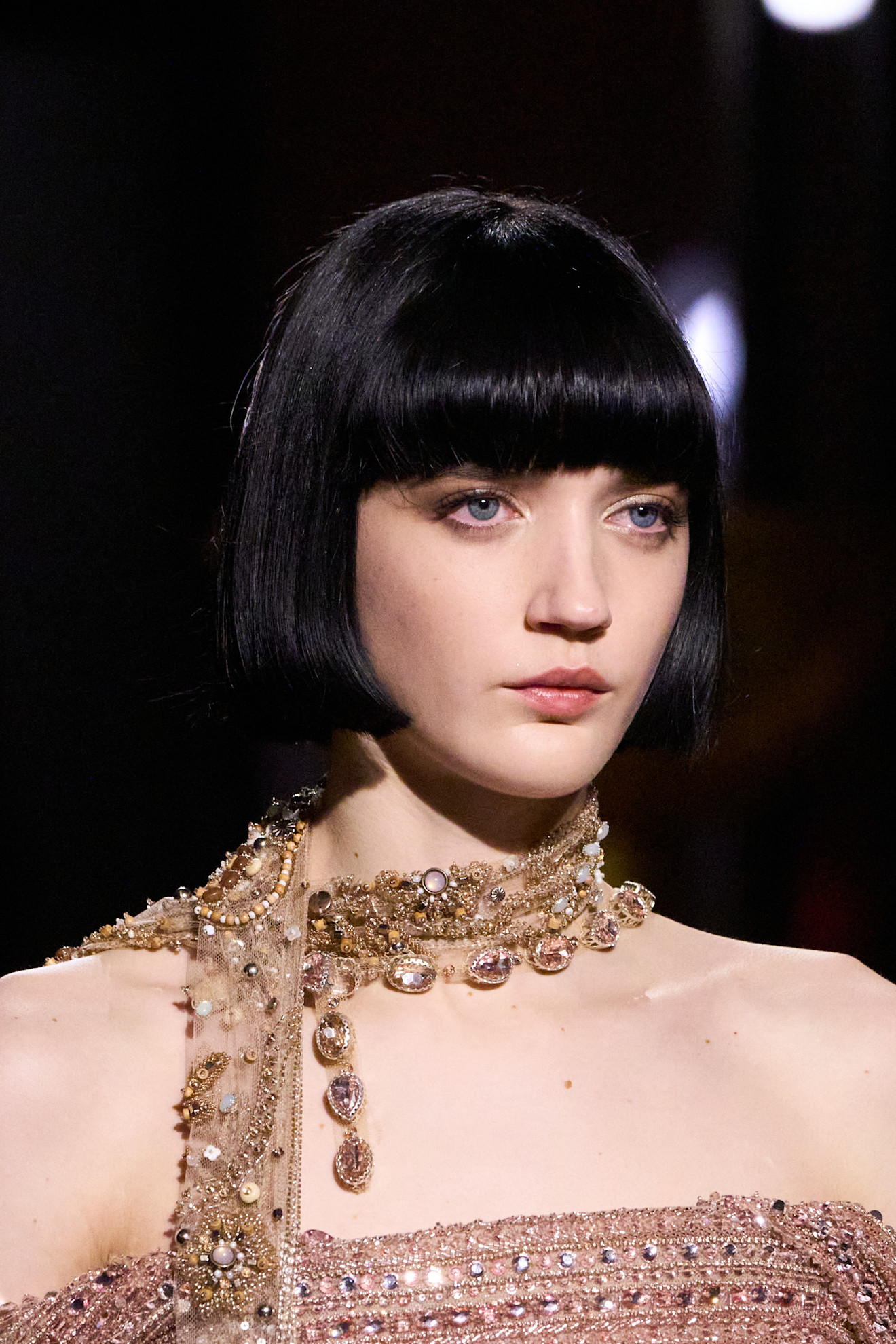تسريحات الشعر الفرنسية مع الغرة من دار Elie Saab