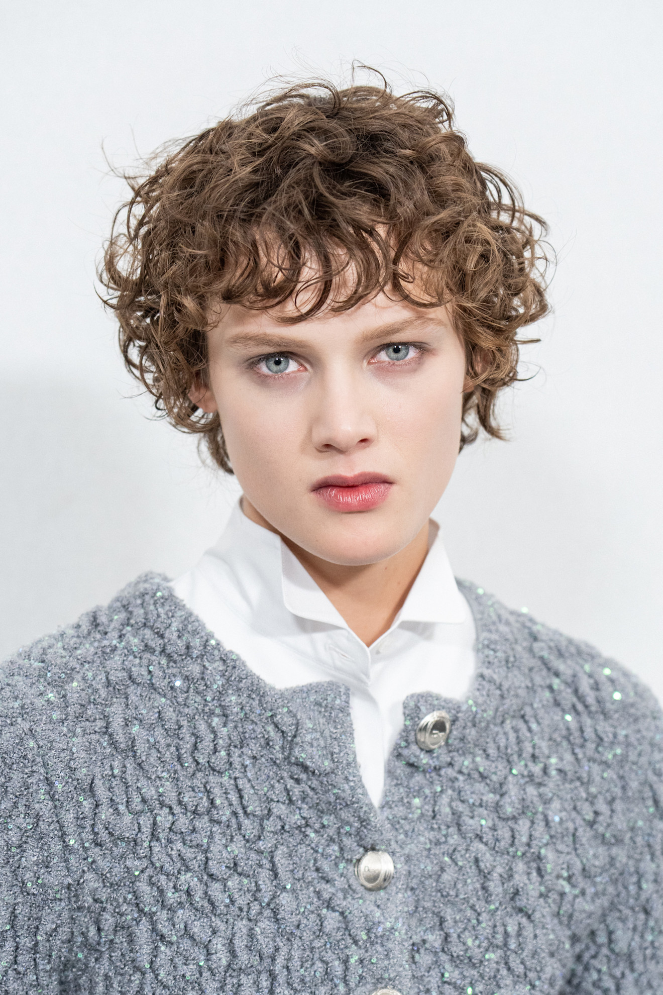 تسريحات الشعر القصير والكيرلي من دار Christian Dior