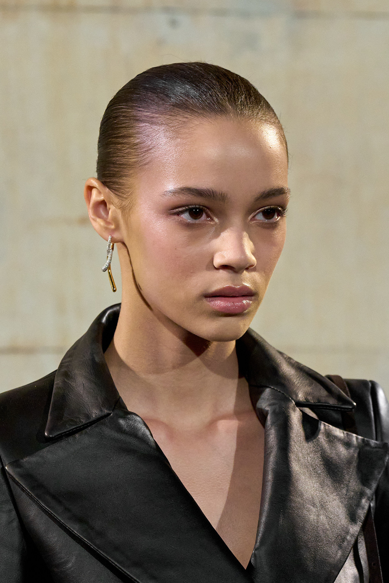 تسريحات الشعر الكاريه والمبلل الى الخلف من دار AWGE