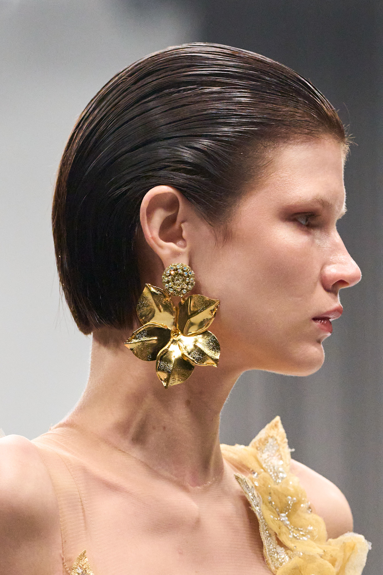 تسريحات الشعر الكاريه والمبلل الى الخلف من دار Erick Bendana