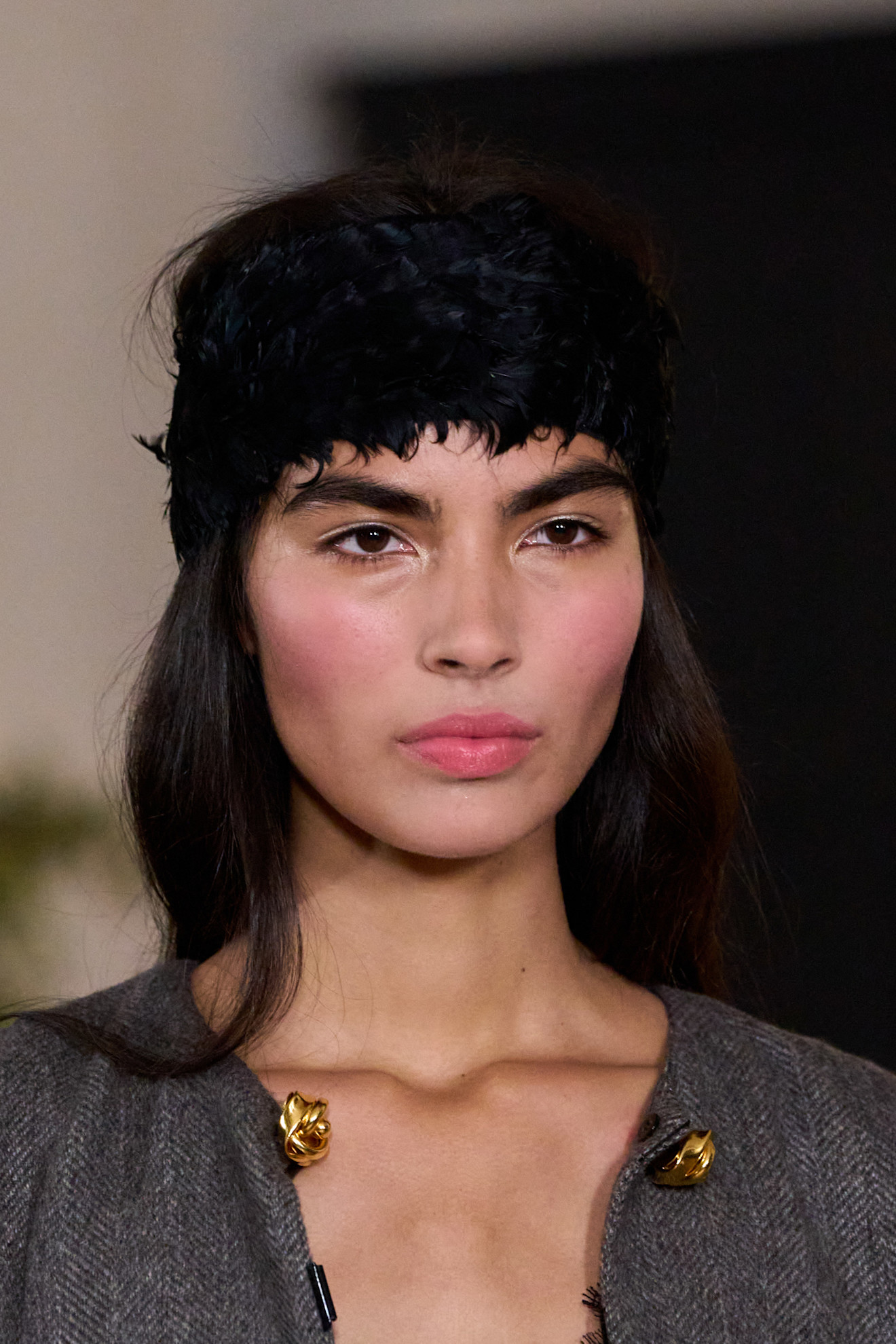 تسريحات الشعر المالس مع اكسسوار الباند الأسود من دار Julie De Libran