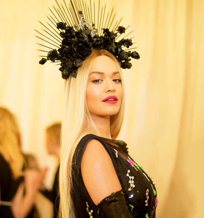 تسريحات الشعر المالسة مع أكسسوارات الورود بأسلوب Rita Ora عام 2018