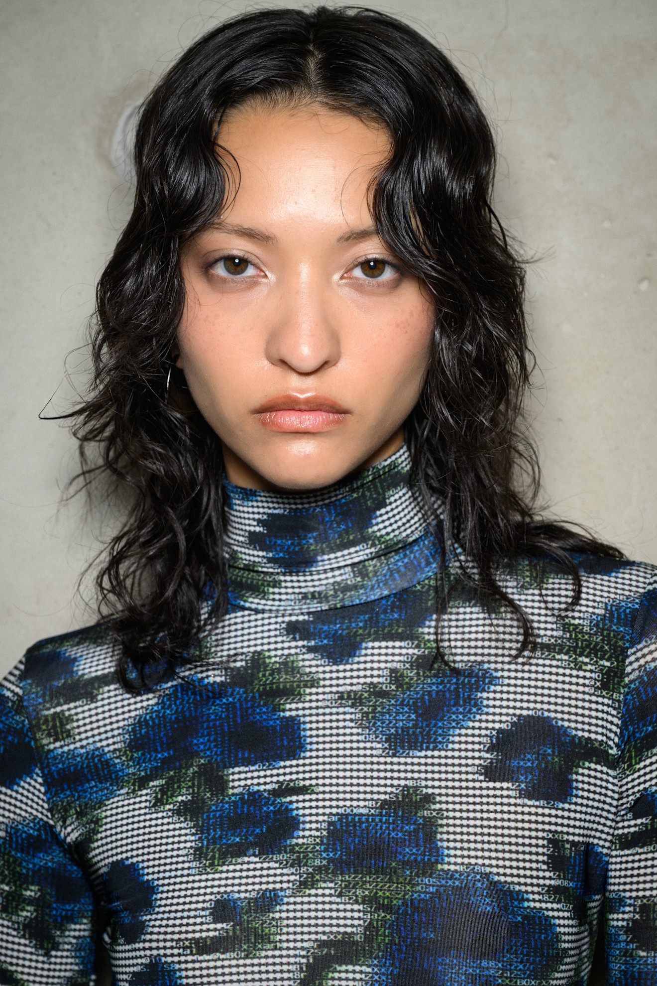 تسريحات الشعر المبعثرة مع الغرة المتموجة من دار Coperni