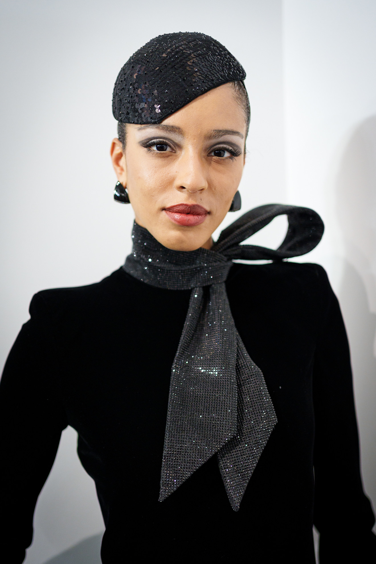 تسريحات الشعر المبلل مع أكسسوار الباند الأسود والفرو من دار Giorgio Armani Prive