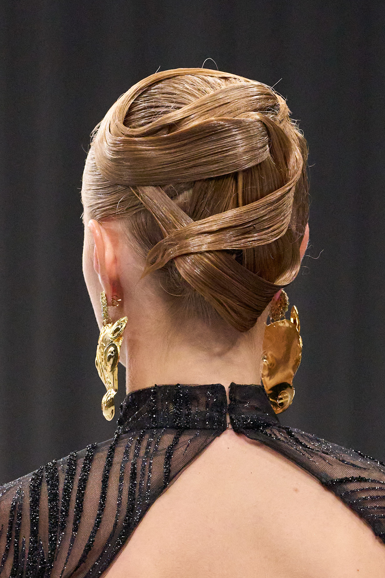 تسريحات الشعر المبلل مع الخصل الخلفية من دار Erick Bendana