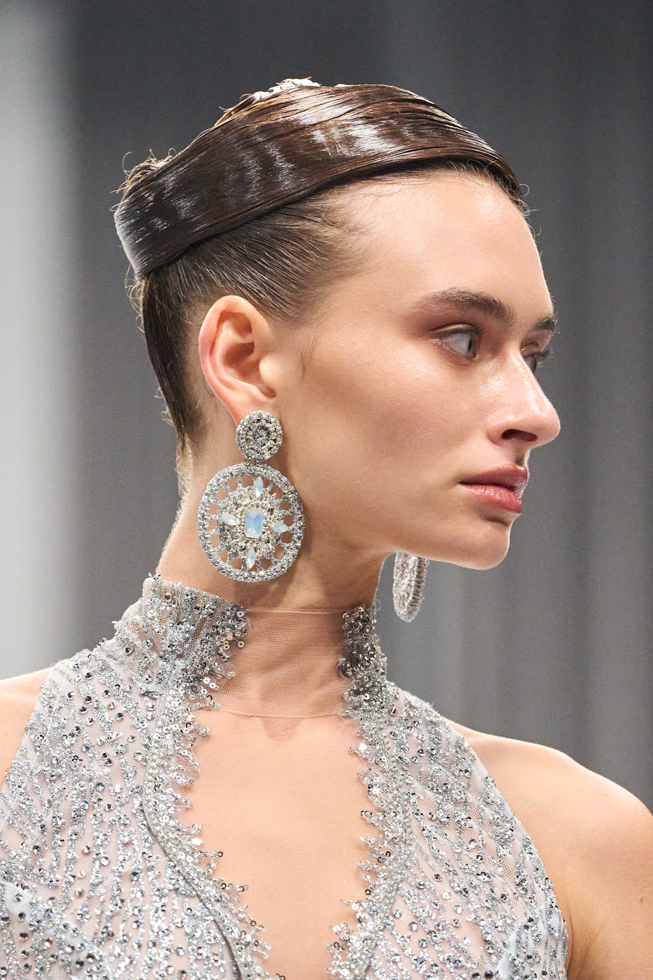 تسريحات الشعر المبلل مع الخصل الهندسية بأسلوب Erick Bendana