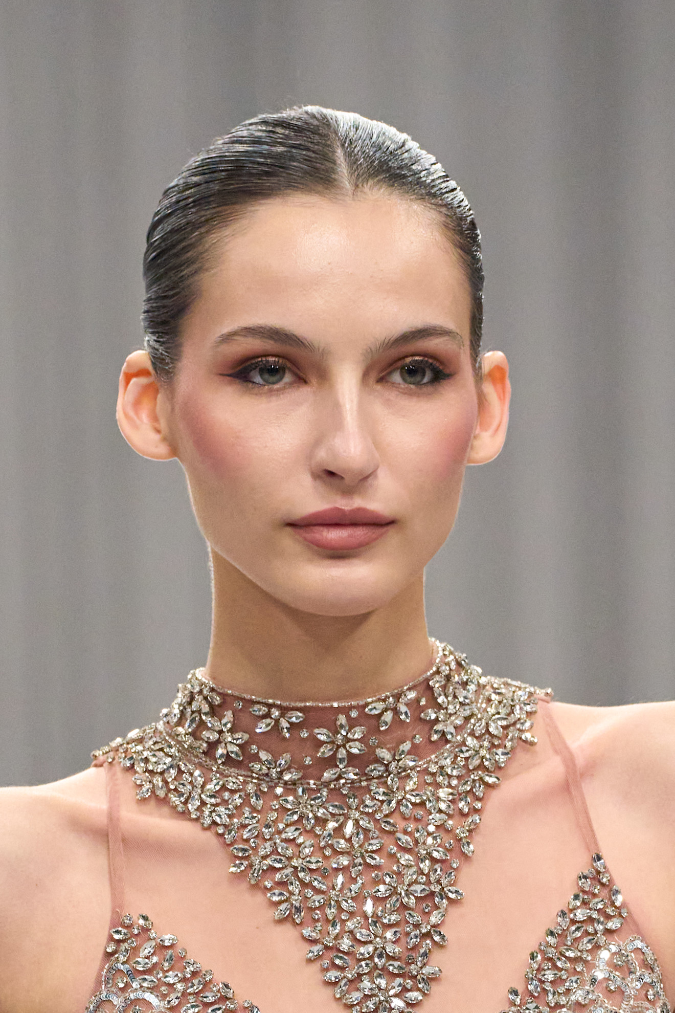 تسريحات الشعر المبلل مع الكعكة الصغيرة من دار Chic & Holland