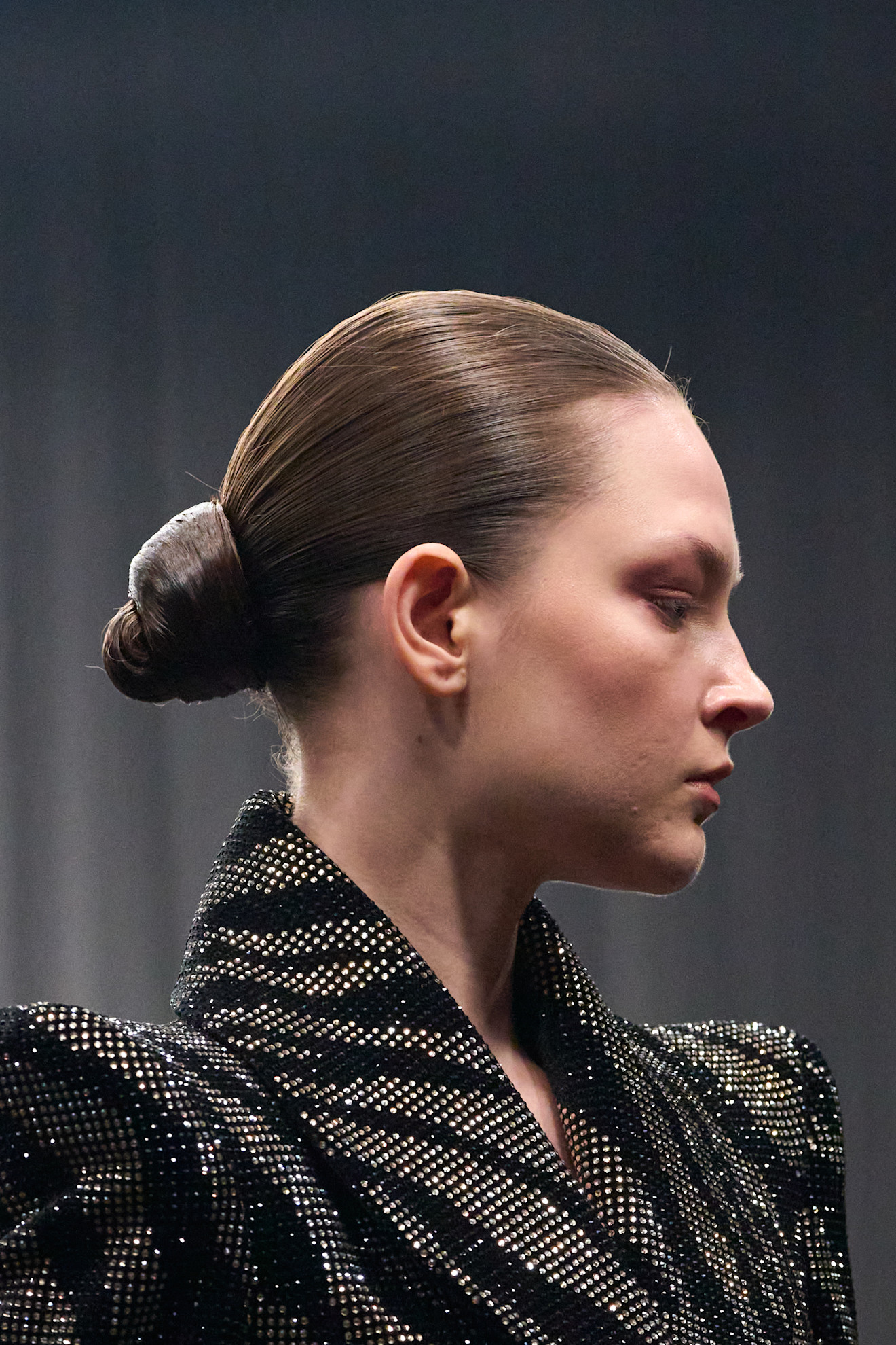 تسريحات الشعر المبلل مع الكعكة الصغيرة من دار Rizman Ruzaini