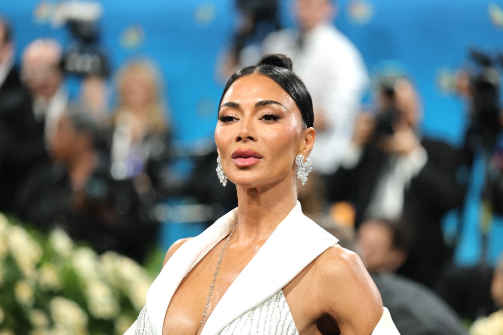 تسريحات الشعر المبلل مع الكعكة بأسلوب Nicole Scherzinger