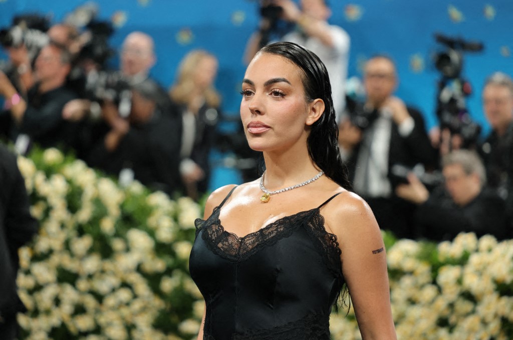 تسريحات الشعر المبلل والطويل بأسلوب Georgina Rodríguez