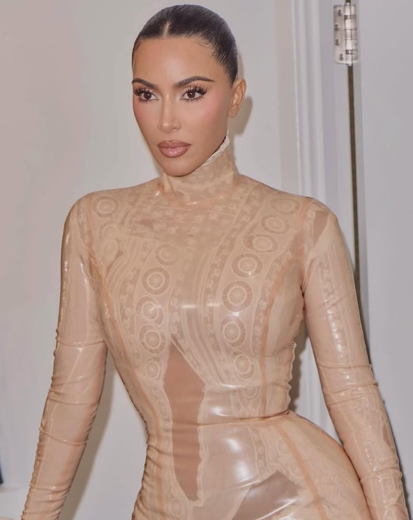 تسريحات الشعر المبللة بأسلوب Kim Kardashian