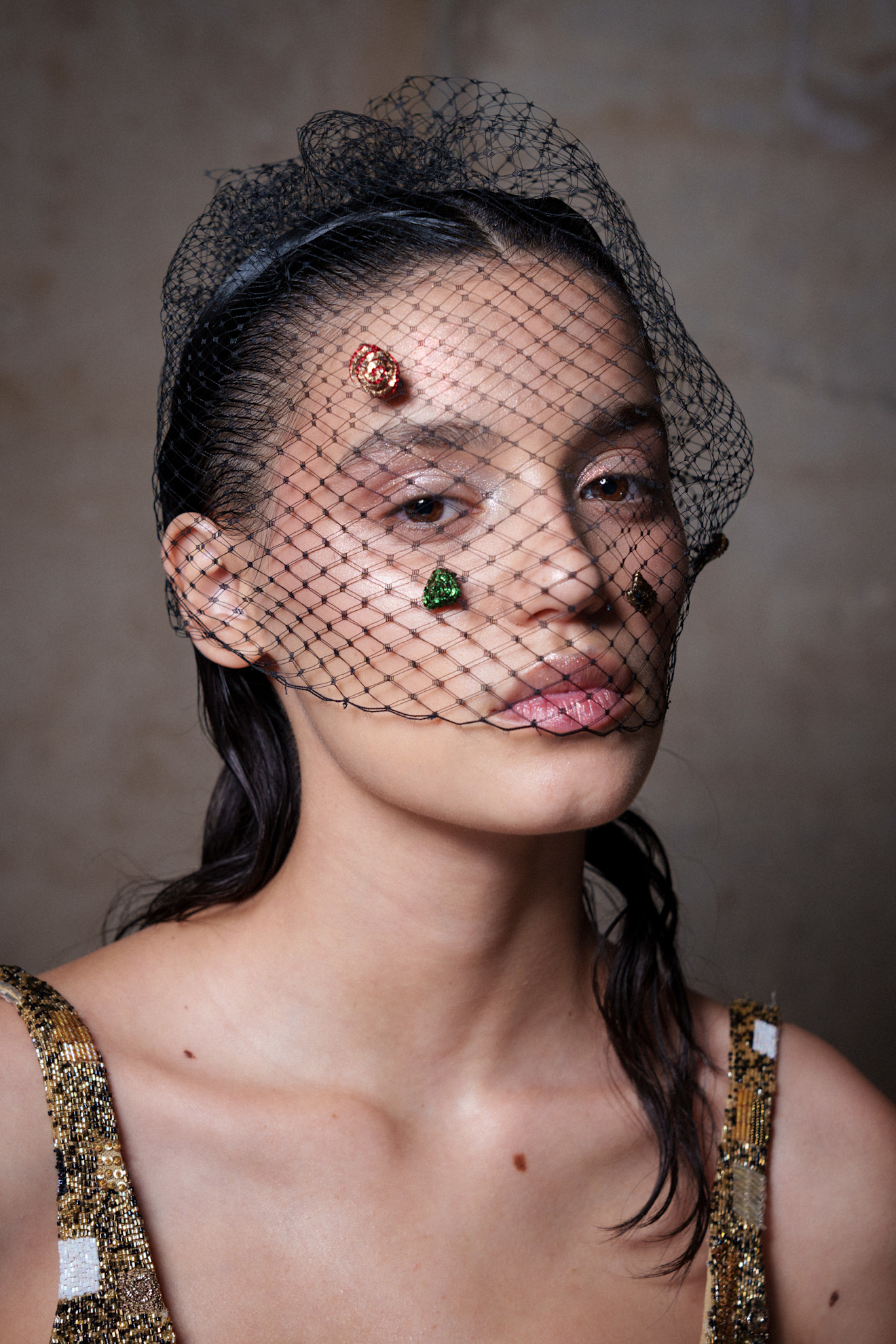 تسريحات الشعر المبللة مع اكسسوارات الشبك  من دار Rahul Mishra