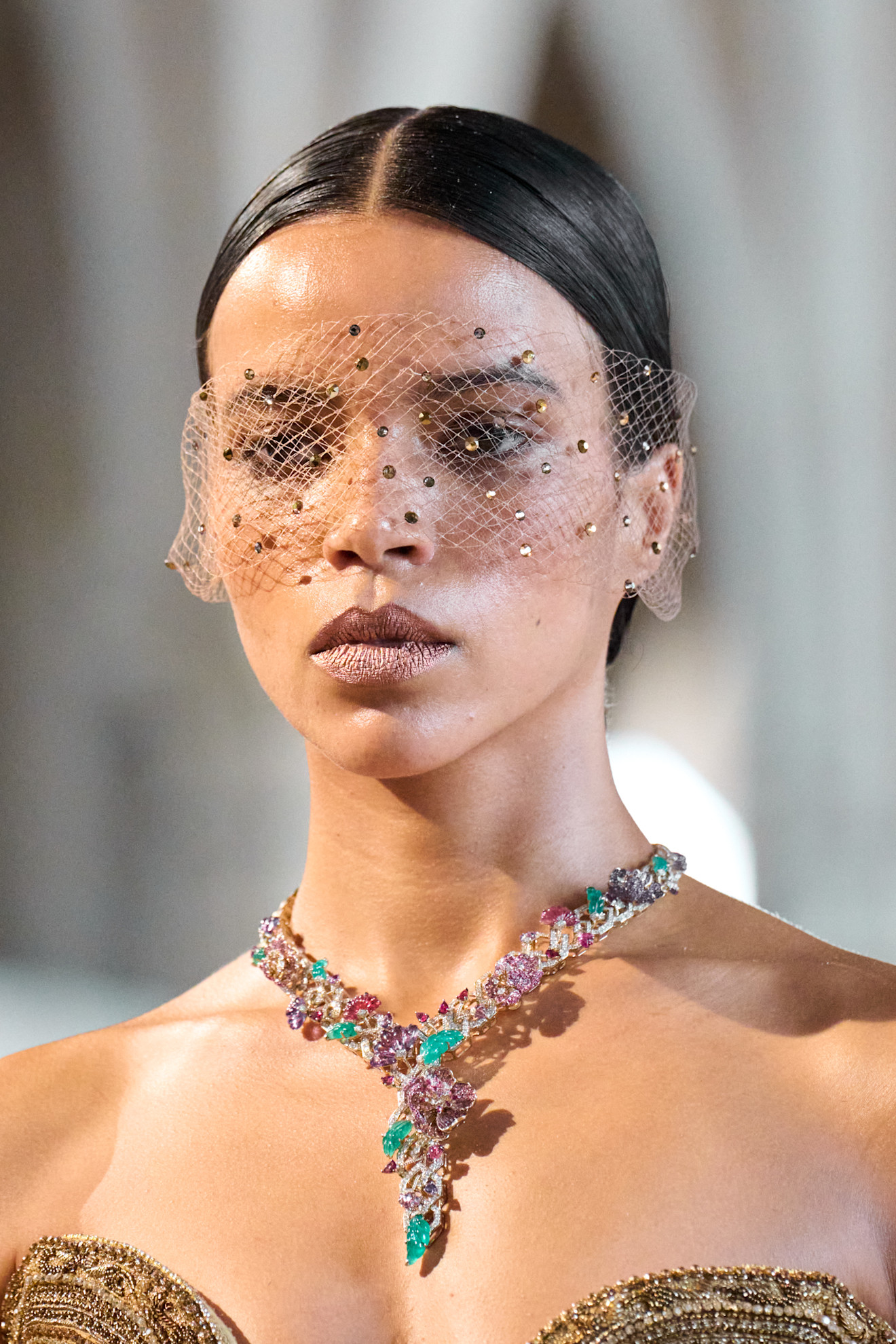 تسريحات الشعر المبللة مع اكسسوارات الشبك من دار Rahul Mishra