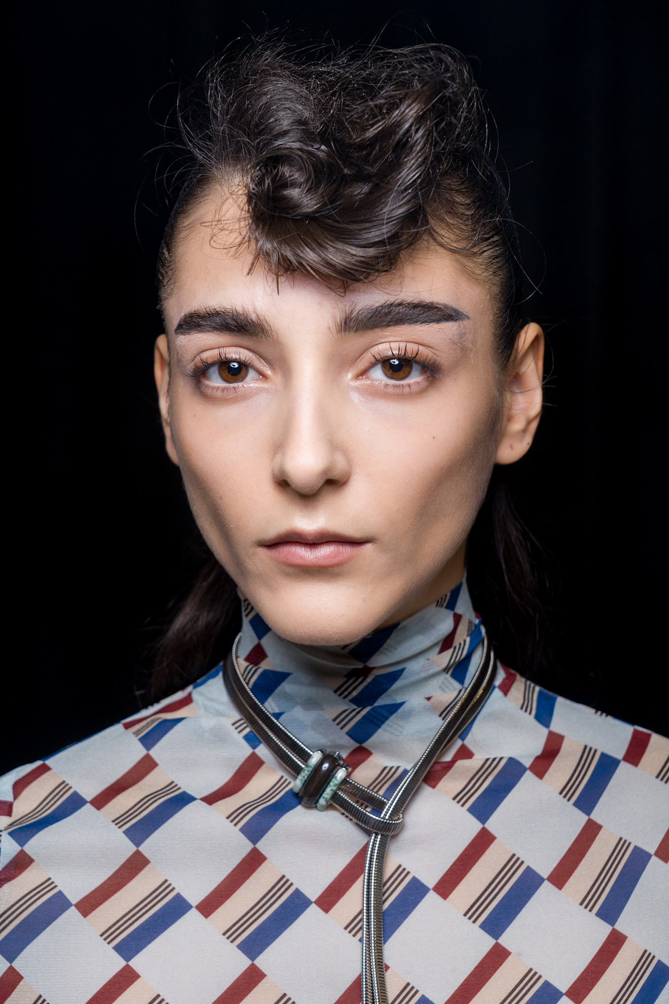 تسريحات الشعر المبللة مع اللفات الامامية من دار Mugler