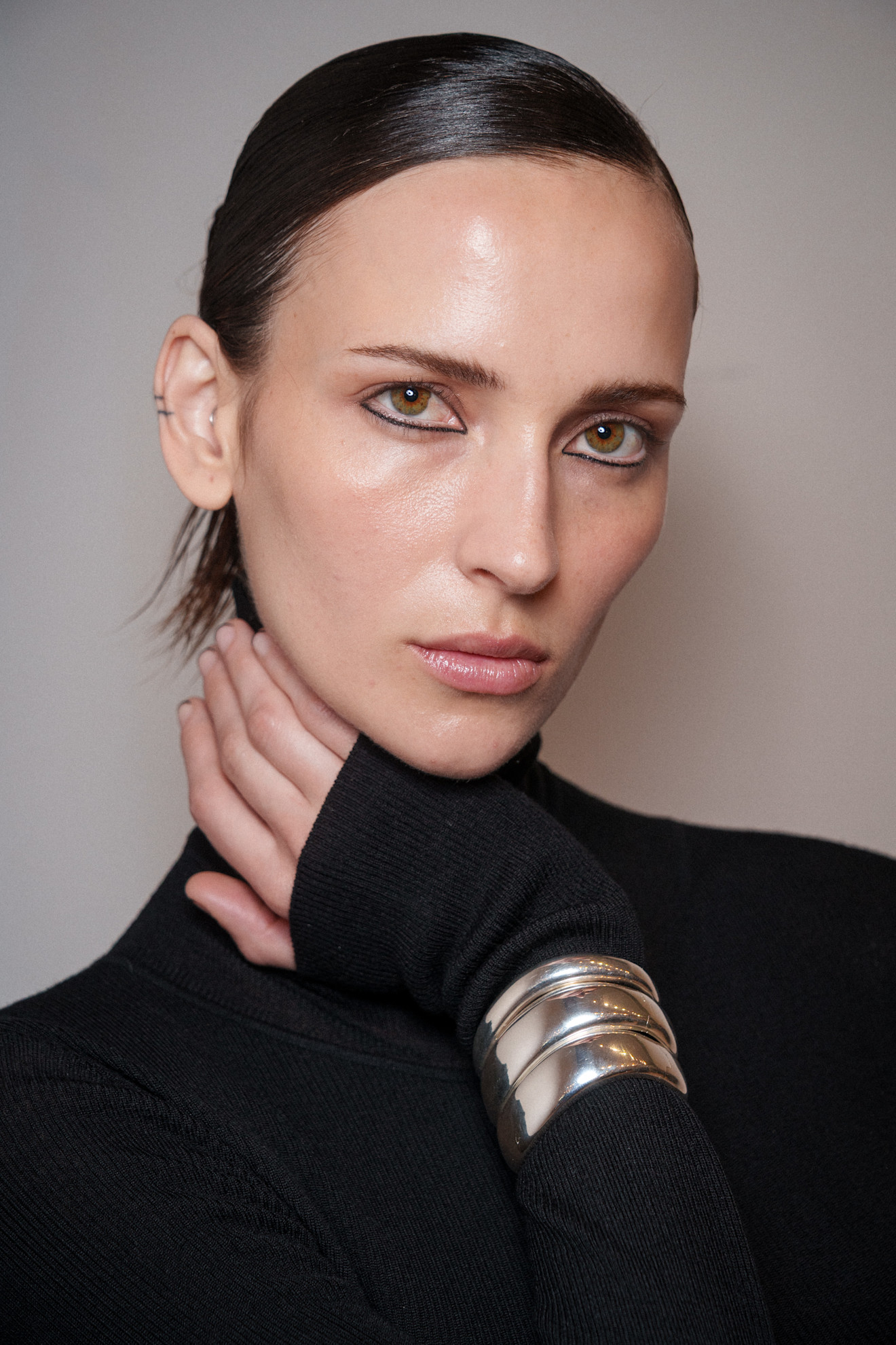 تسريحات الشعر المبللة والجانبية  من دار Ashlyn