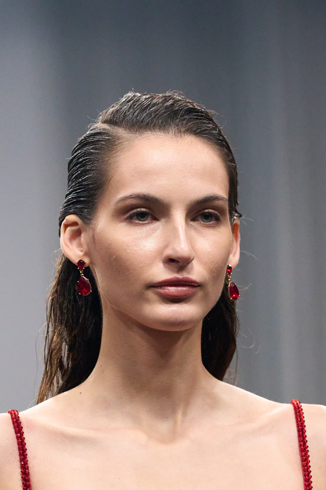 تسريحات الشعر المبللة والجانبية من دار Krésha Baja