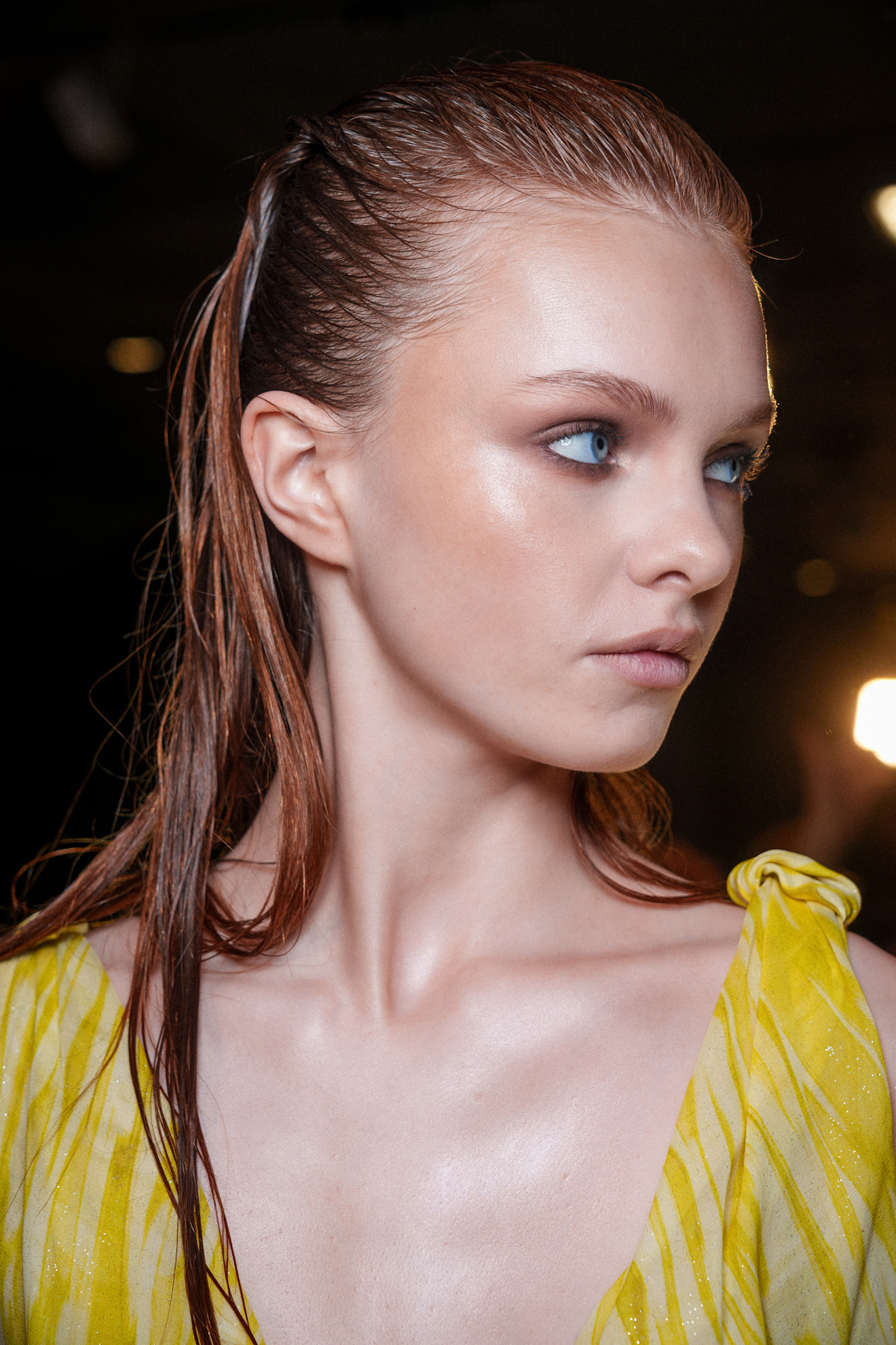 تسريحات الشعر المبللة والمسحوبة الى الخلف  من دار Julien Macdonald