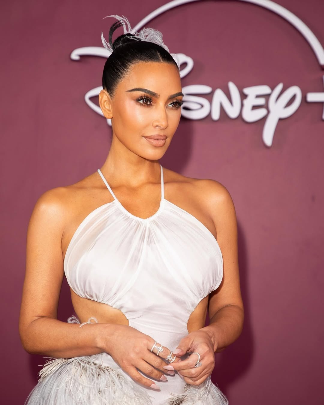 تسريحات الشعر المبللة والمشدودة الى الخلف بأسلوب Kim Kardashian