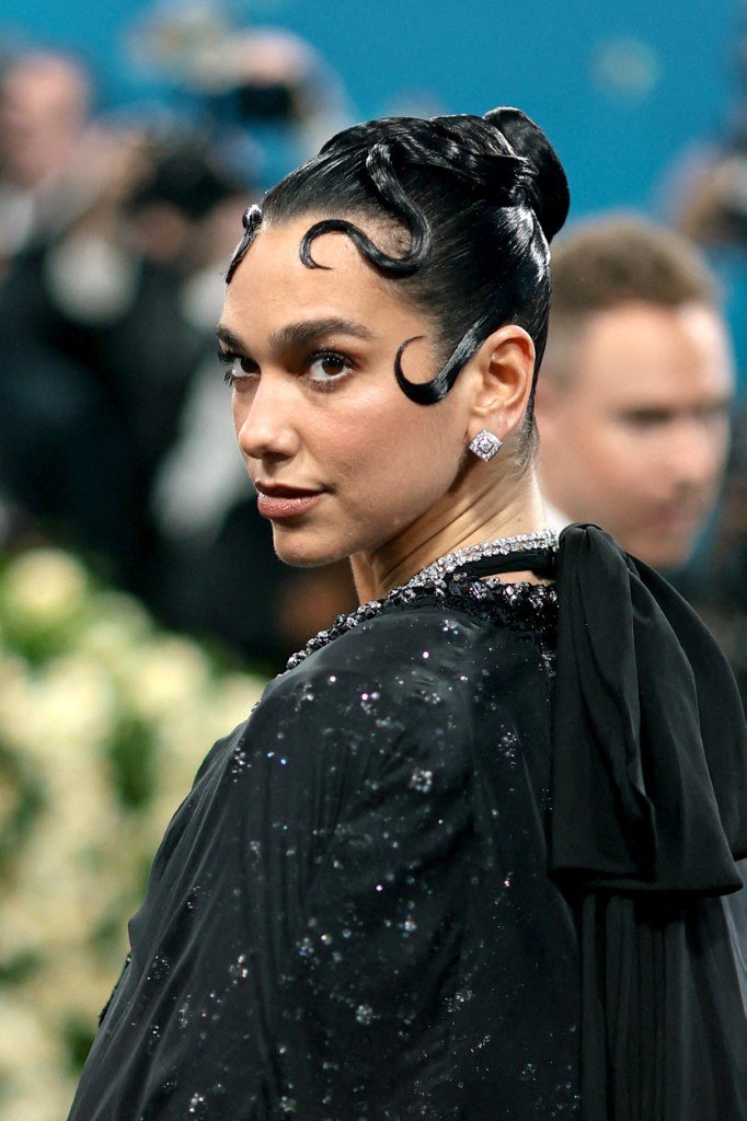 تسريحات الشعر المبللة والهندسية بأسلوب Dua Lipa