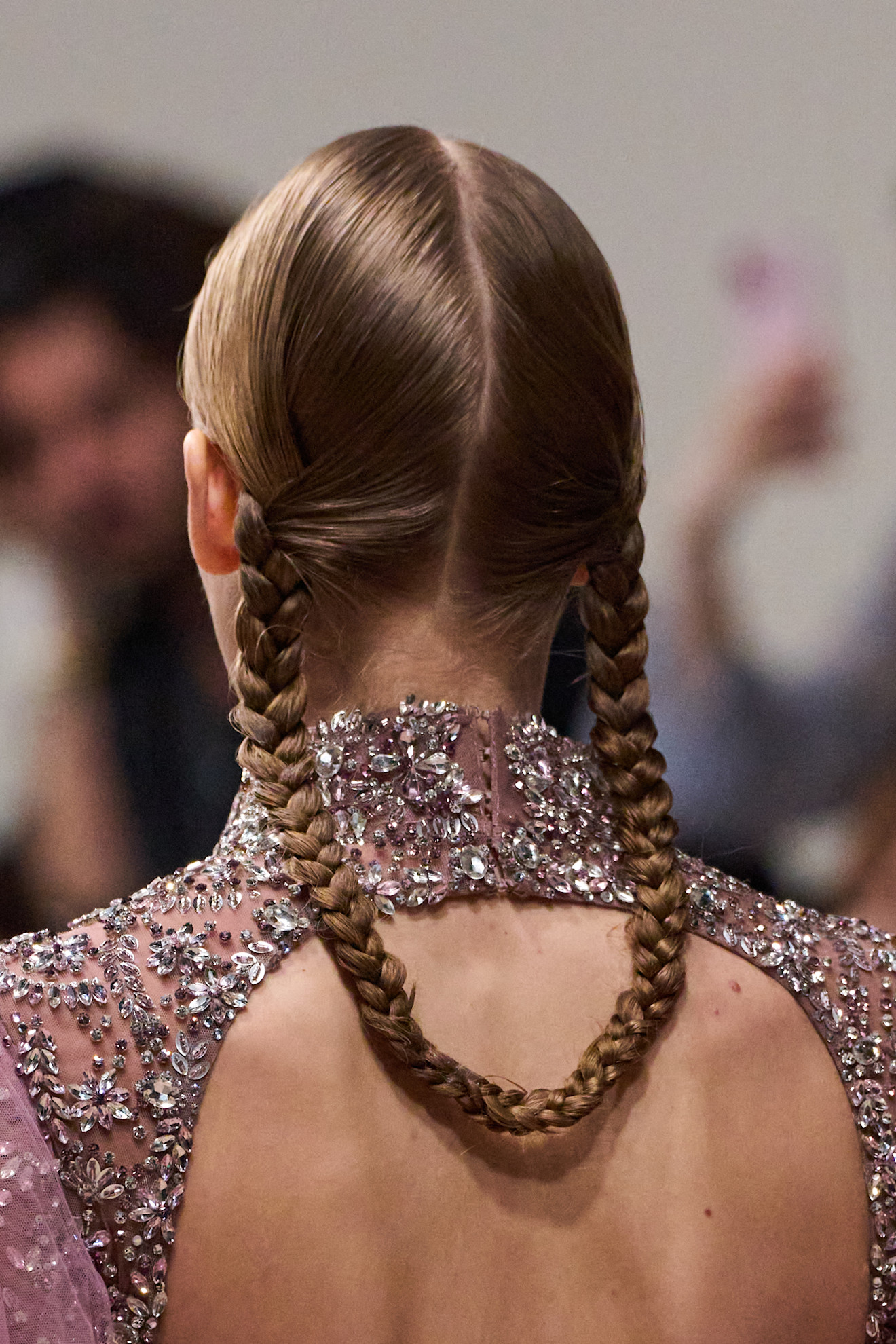 تسريحات الشعر المربوط مع الضفائر المزدوجة من دار Michael Cinco