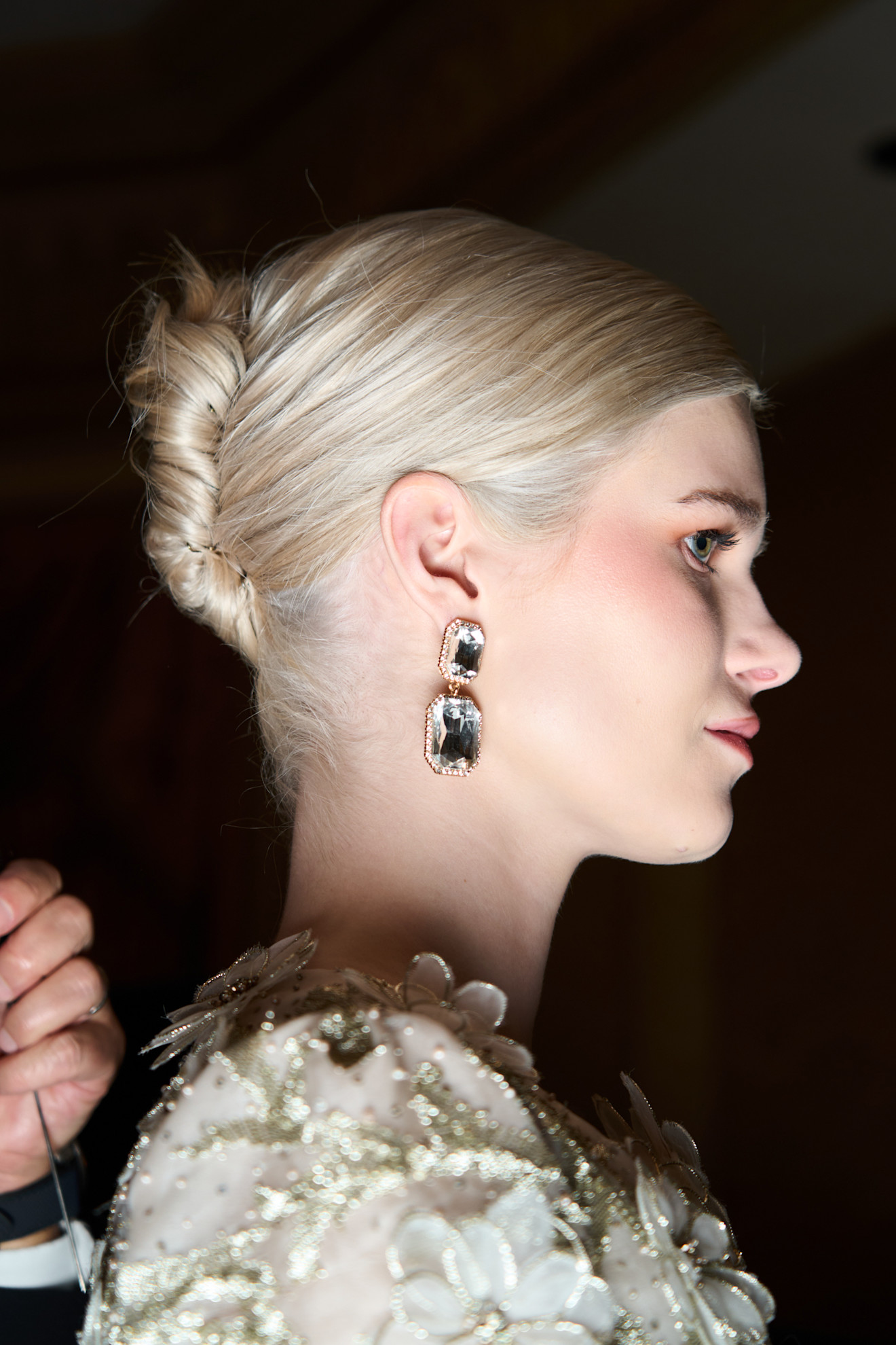 تسريحات الشعر المرفوع والمترابط من دار Dennis Basso