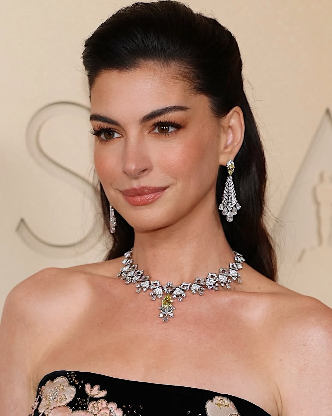تسريحات الشعر الملمومة والنصفية بأسلوب Anne Hathaway