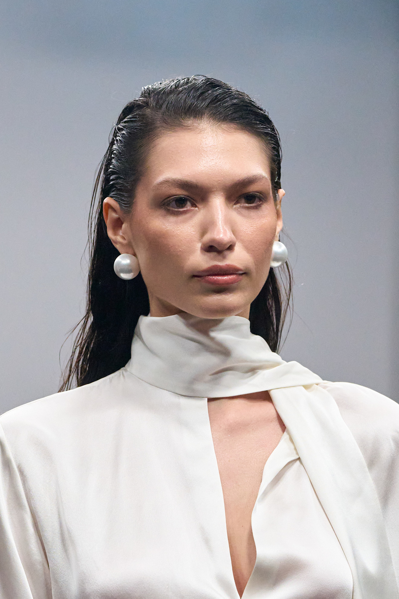 تسريحات الشعر النصفية والمبللة من دار Krésha Bajaj