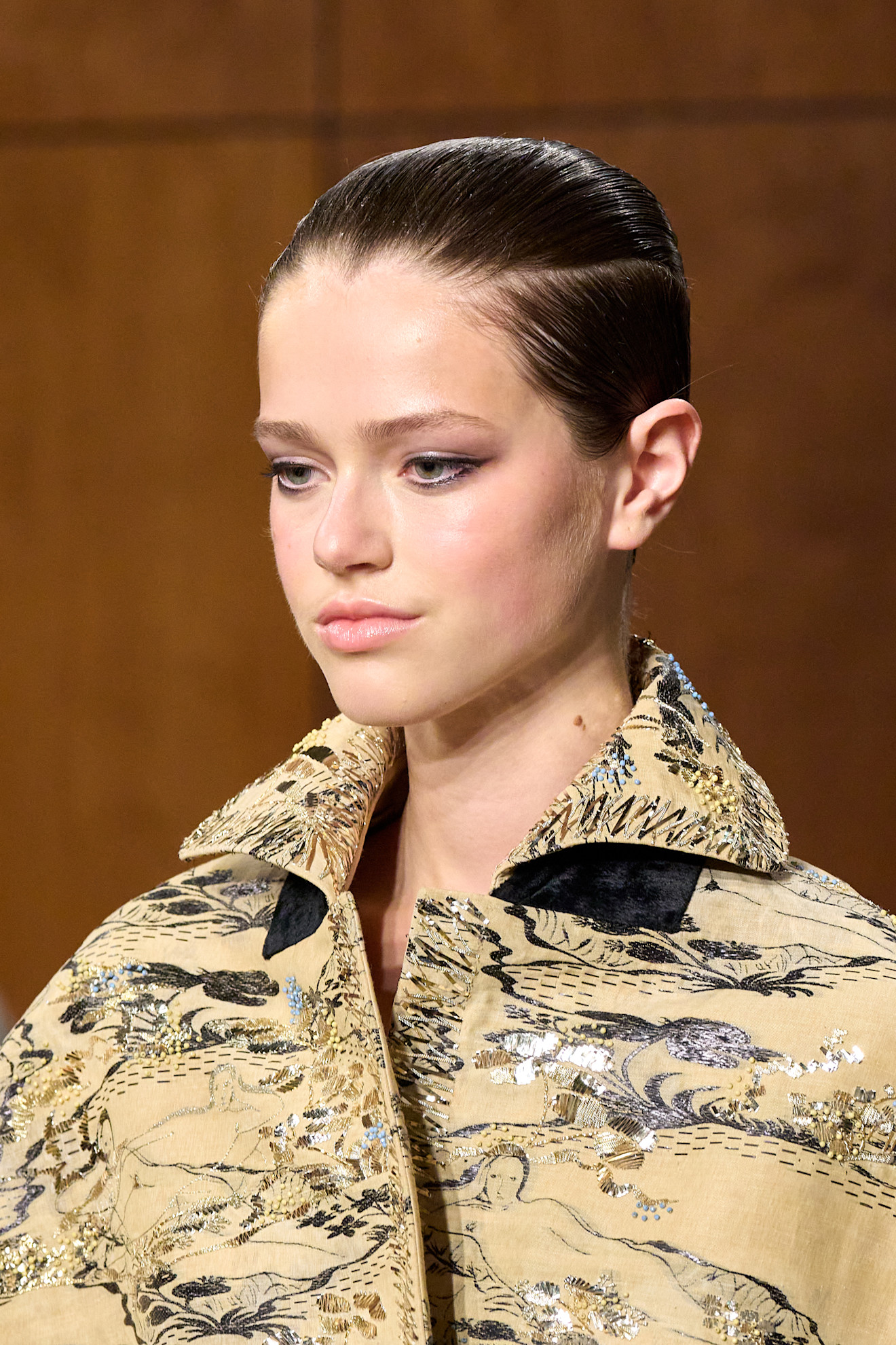 تسريحات الشعر النصفية والمبللة من دار Tory Burch