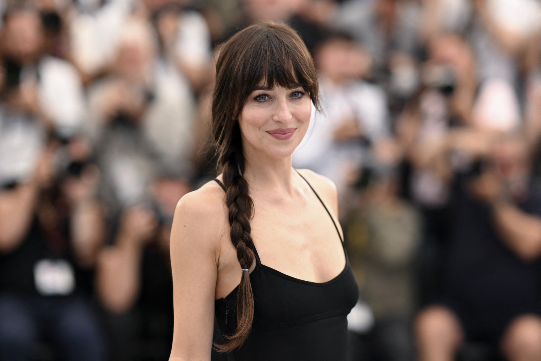 تسريحات شعر الضفائر الجانبية مع الغرة من وحي Dakota Johnson