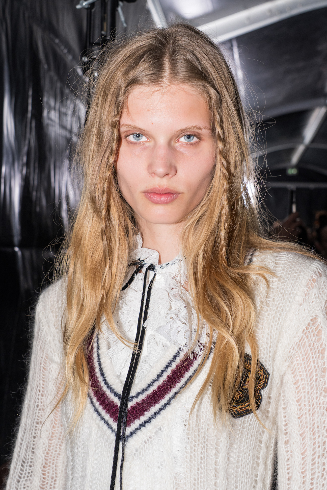 تسريحات شعر الضفائر الجانبية من دار Ann Demeulemeester