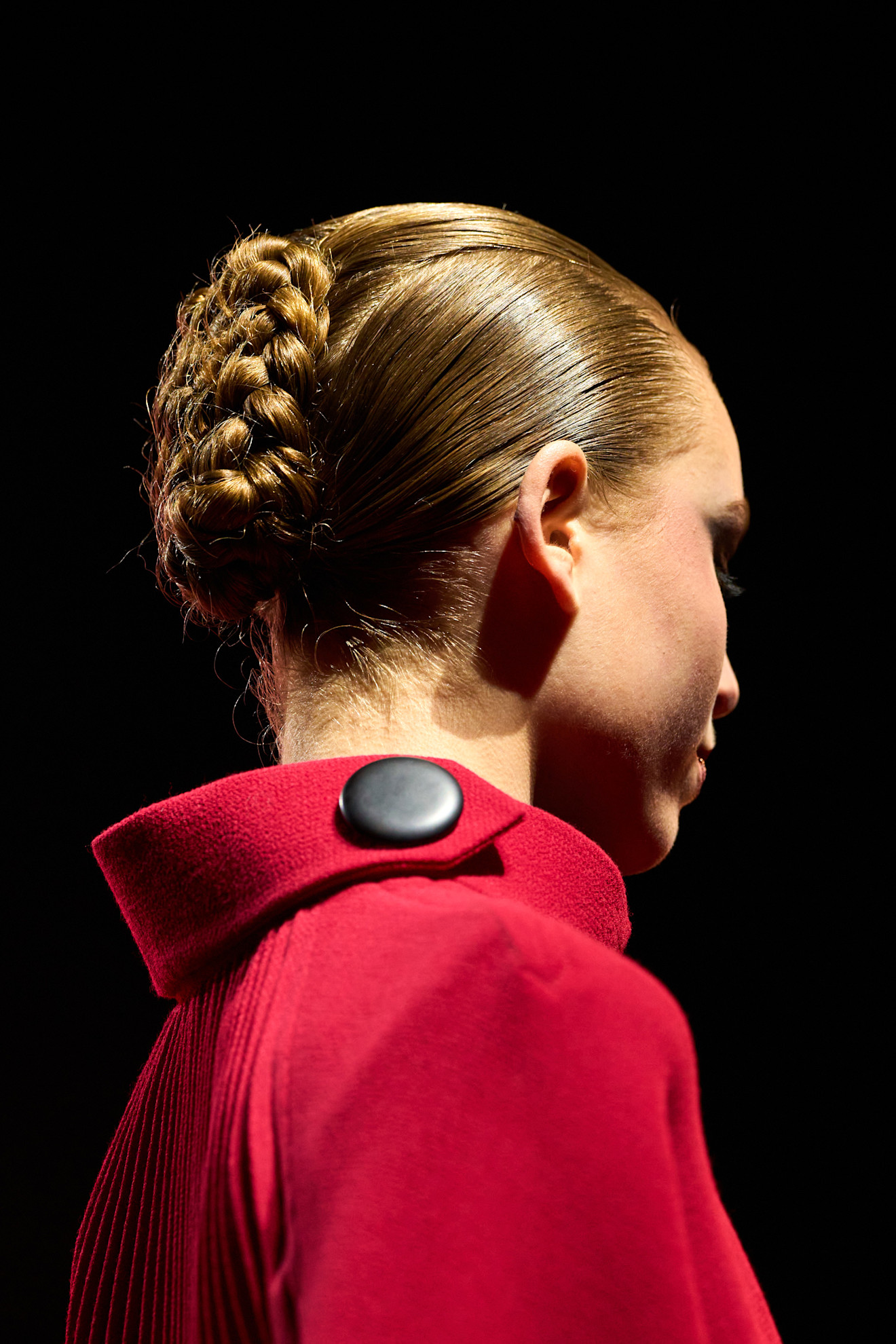 تسريحات شعر الضفائر المترابطة من دار Pierre Cardin